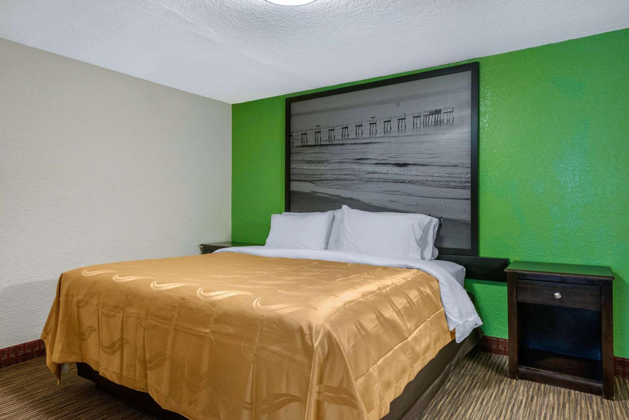 Staying Near Angell & Phelps: 13 Daytona Beach Hotels Compared