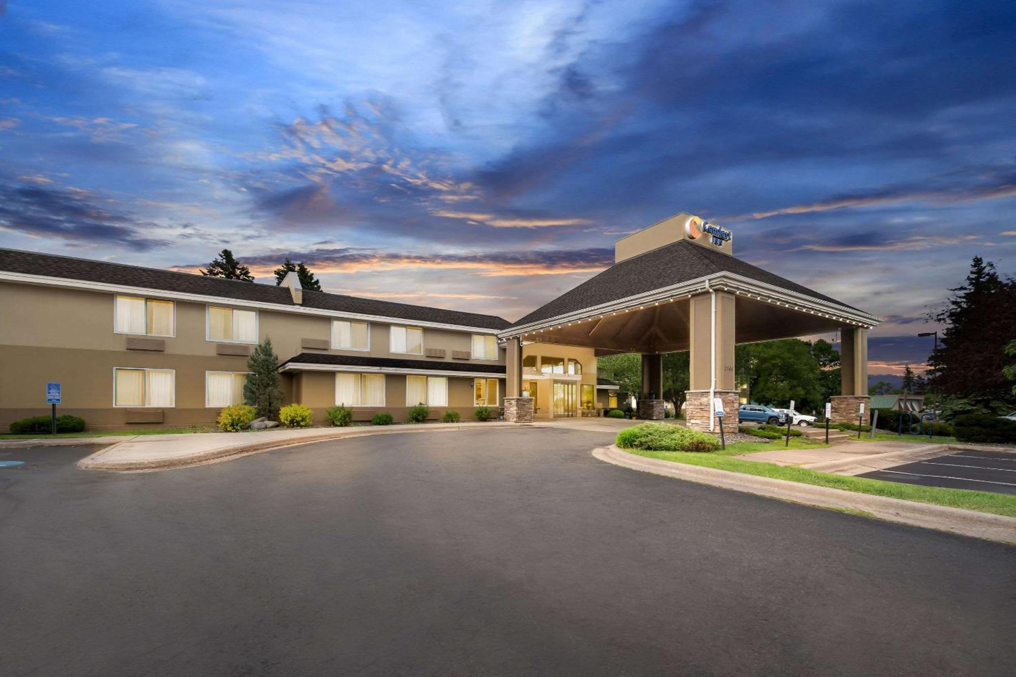 Staying Near Tweed Museum of Art: 5 Airport Hotels Compared