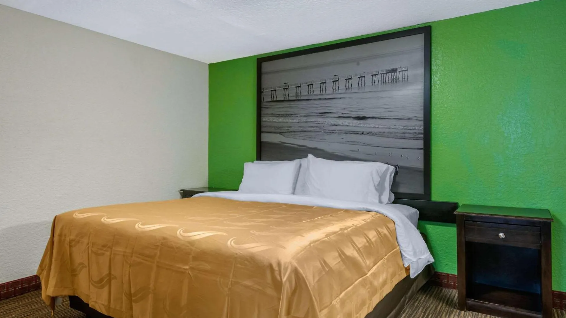 Staying Near Angell & Phelps: 13 Daytona Beach Hotels Compared