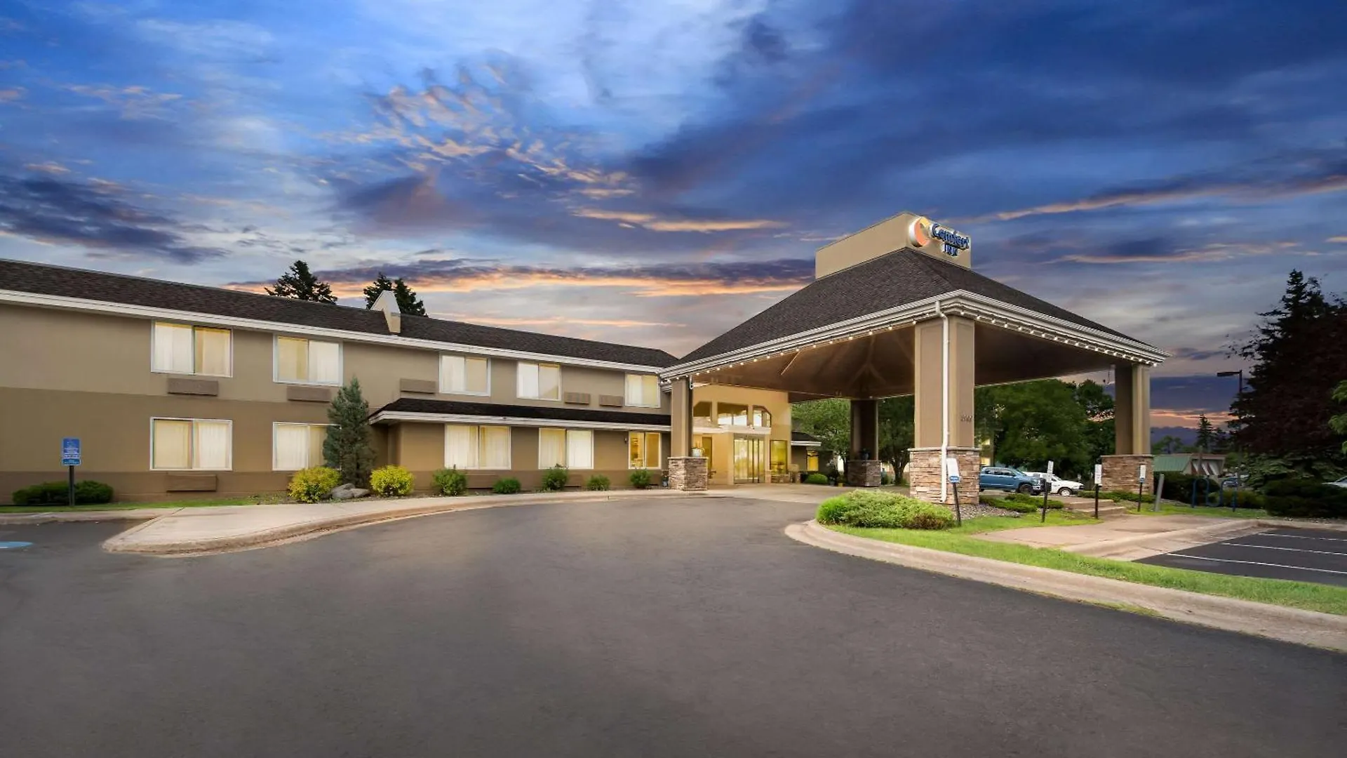 Staying Near Tweed Museum of Art: 5 Airport Hotels Compared